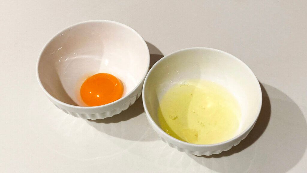 卵黄と卵白に分ける