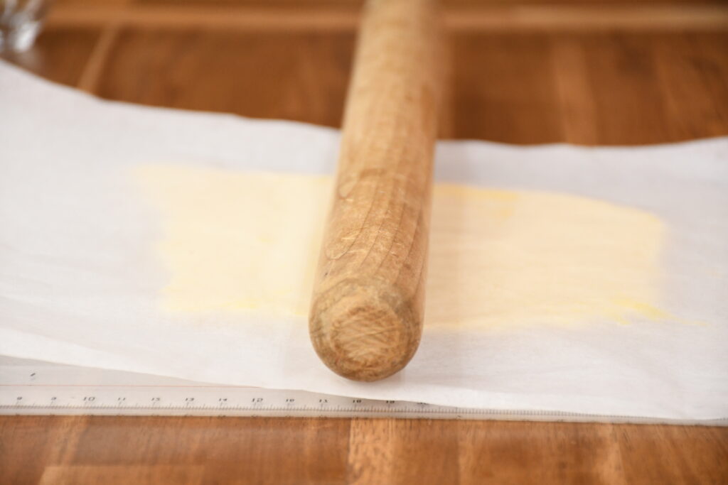 麺棒で円形に伸ばす。厚さの目安は約3mm